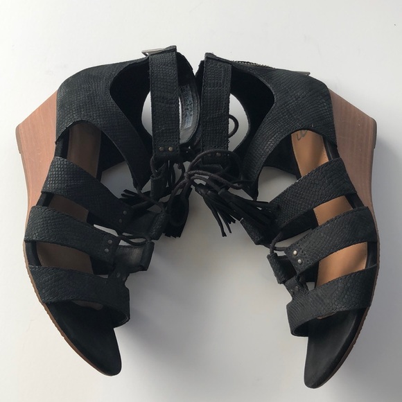 UGG Yasmin Snake Gladiator Wedge Black Leather Sandal Size 7 - Picture 6 of 10
